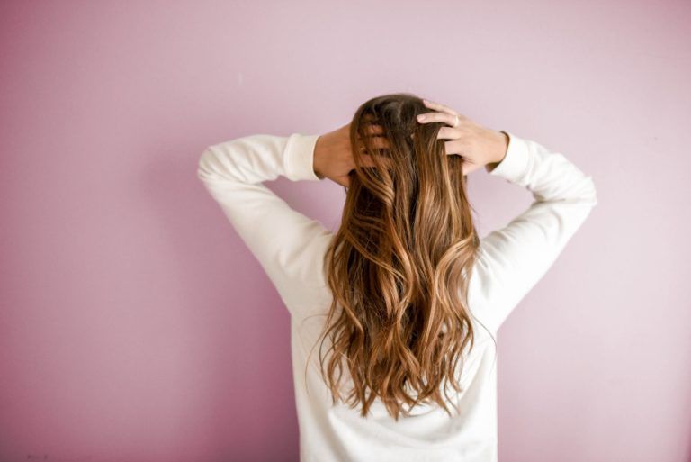 5 Easy Ways to prevent frizzy hair in winters